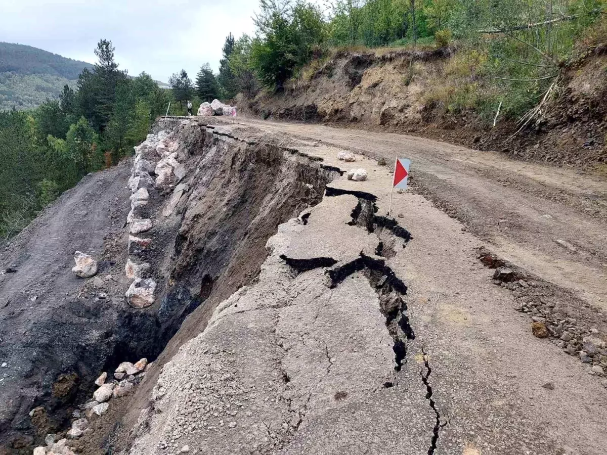 Kastamonu'da Heyelan: Grup Köy Yolu Ulaşıma Kapandı