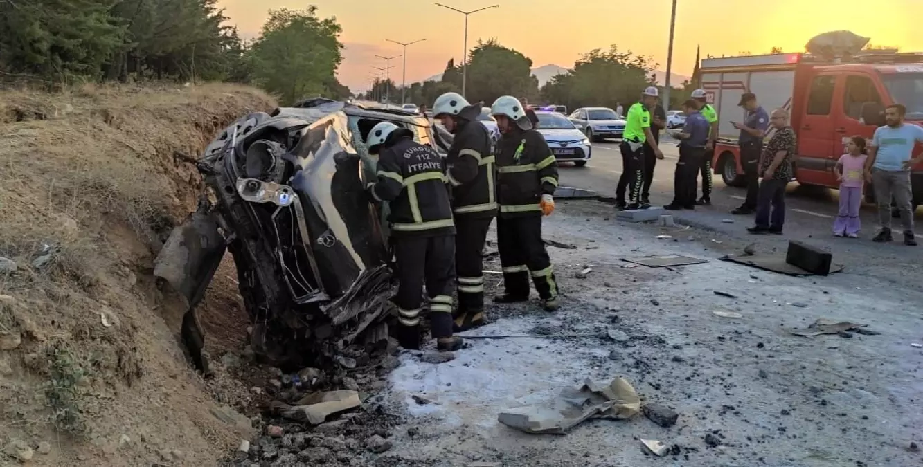 Burdur'da Kontrolden Çıkan Araç Otobüs Durağına Çarptı: 2 Yaralı