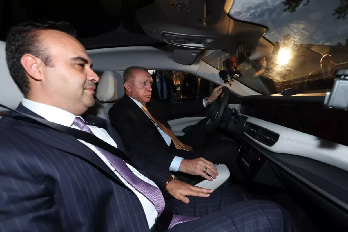 Cumhurbaşkanı Erdoğan yeni TOGG T10F ile Dolmabahçe'de test sürüşü yaptı