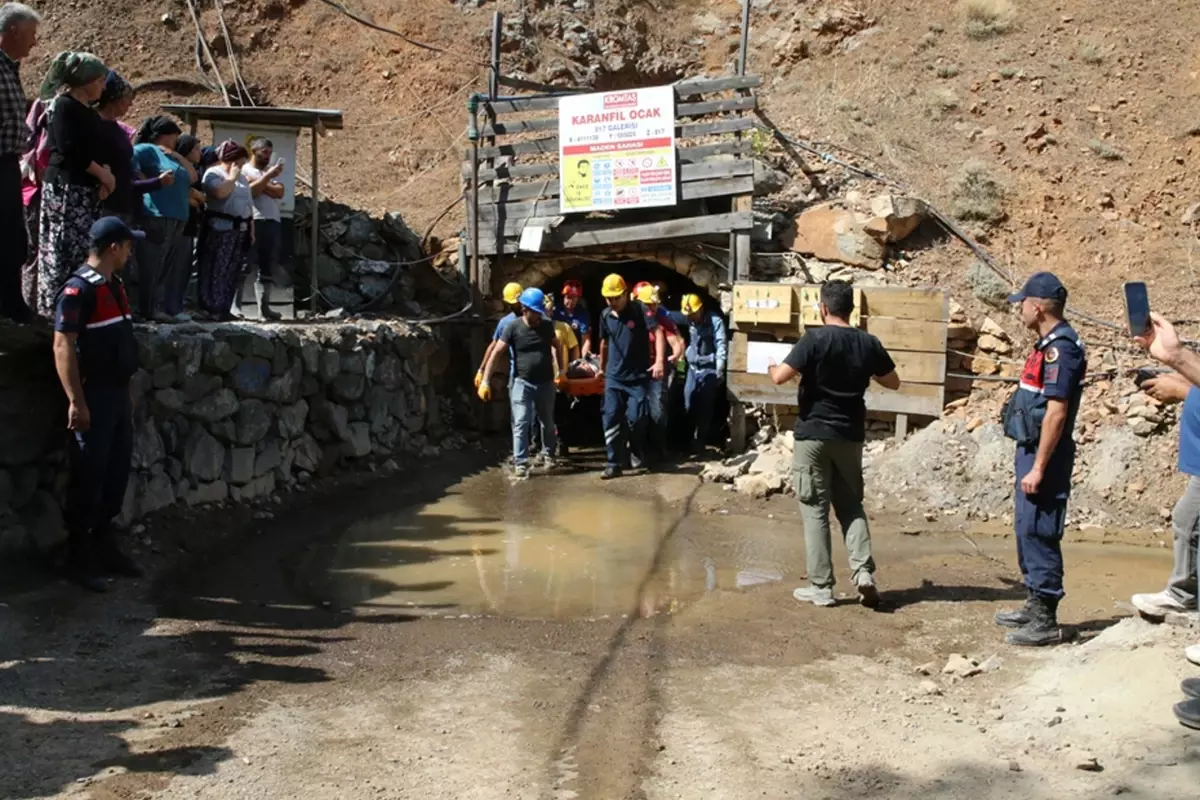 Göçük altında kalan iki işçiden biri 25 saat sonra kurtarıldı