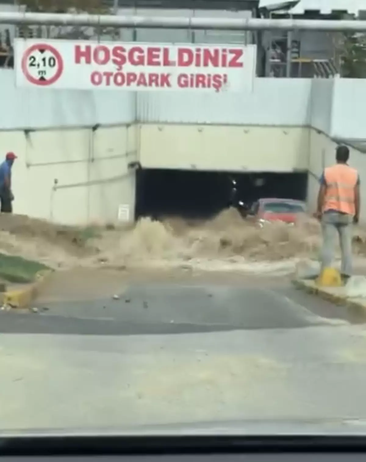 Kadıköy'de Su Borusu Patladı, Otopark Göle Döndü