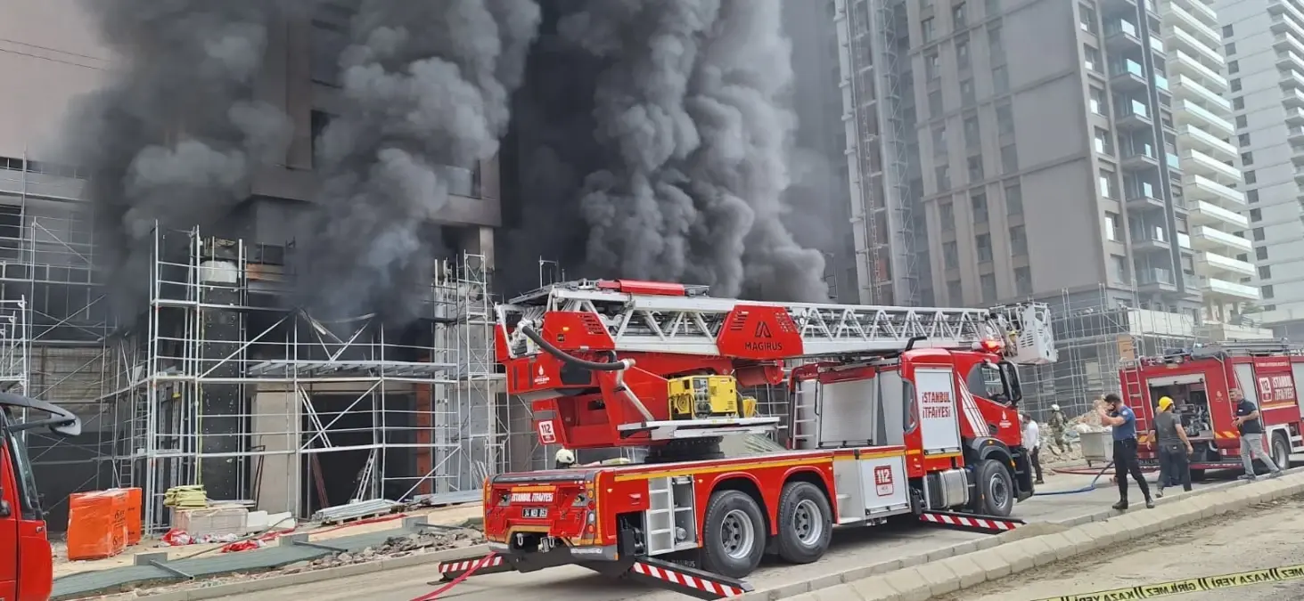 Kadıköy'de 20 katlı inşaatta yangın- 1