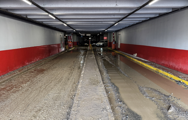 Kadıköy'de İSKİ Borusu Patladı, Otoparkı Su Bastı