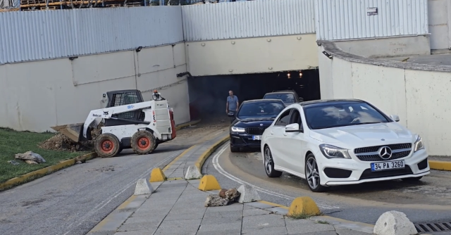 Kadıköy'de İSKİ Borusu Patladı, Otoparkı Su Bastı