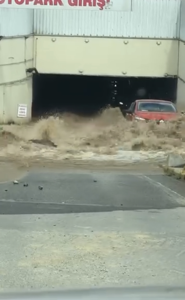 Pipe Burst in Kadıköy, Water Flooded the Parking Lot