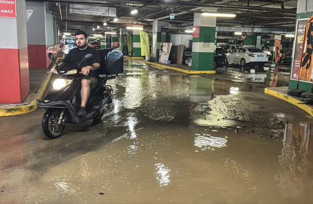 Kadıköy'de İSKİ Borusu Patladı, Otoparkı Su Bastı