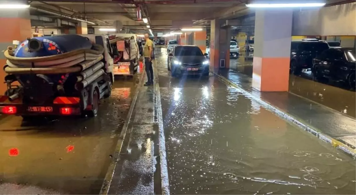 Kadıköy'de İnşaatta Patlayan Boru, AVM Otoparkını Göle Çevirdi