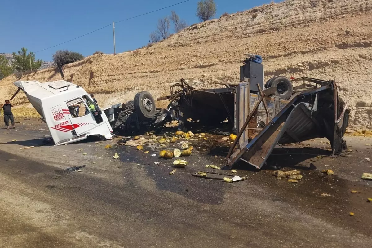 Tırla otobüs birbirine girdi! 3 kişi öldü, 7 kişi yaralandı