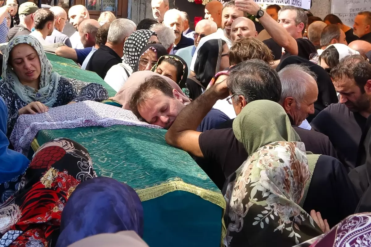Kızılırmak'a uçan araçta can veren anne ve oğlu son yolculuklarına uğurlandı
