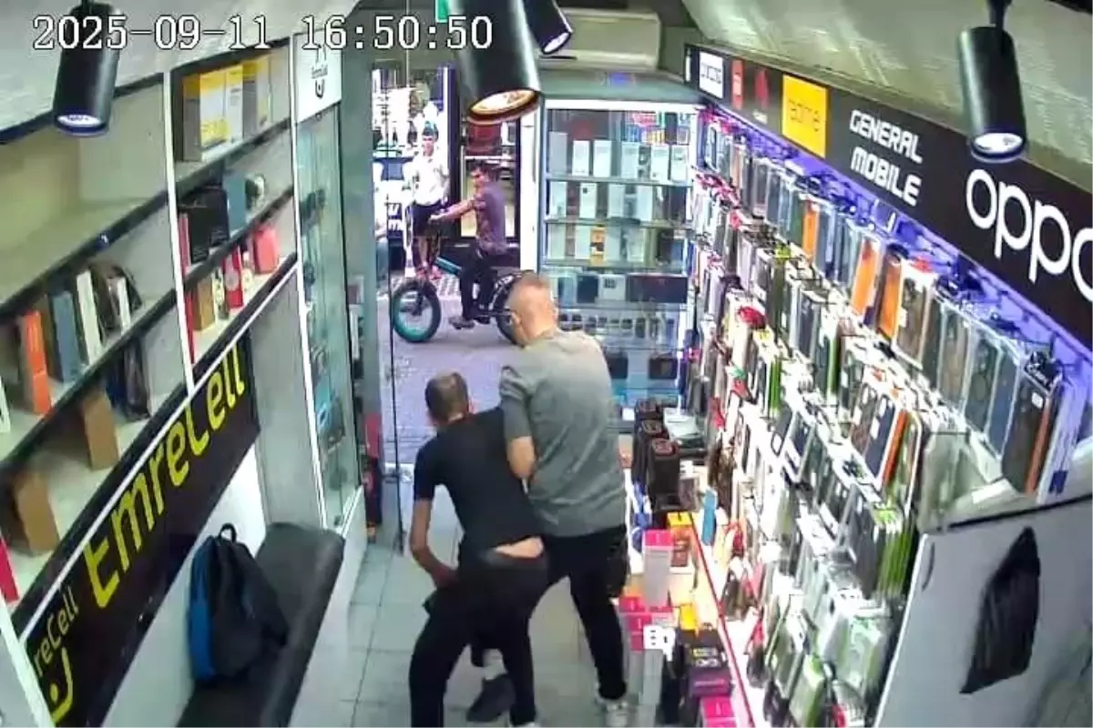 Zonguldak'ta Maket Bıçaklı Şahıs Telefoncuya Girdi, Vatandaşlar Müdahale Etti