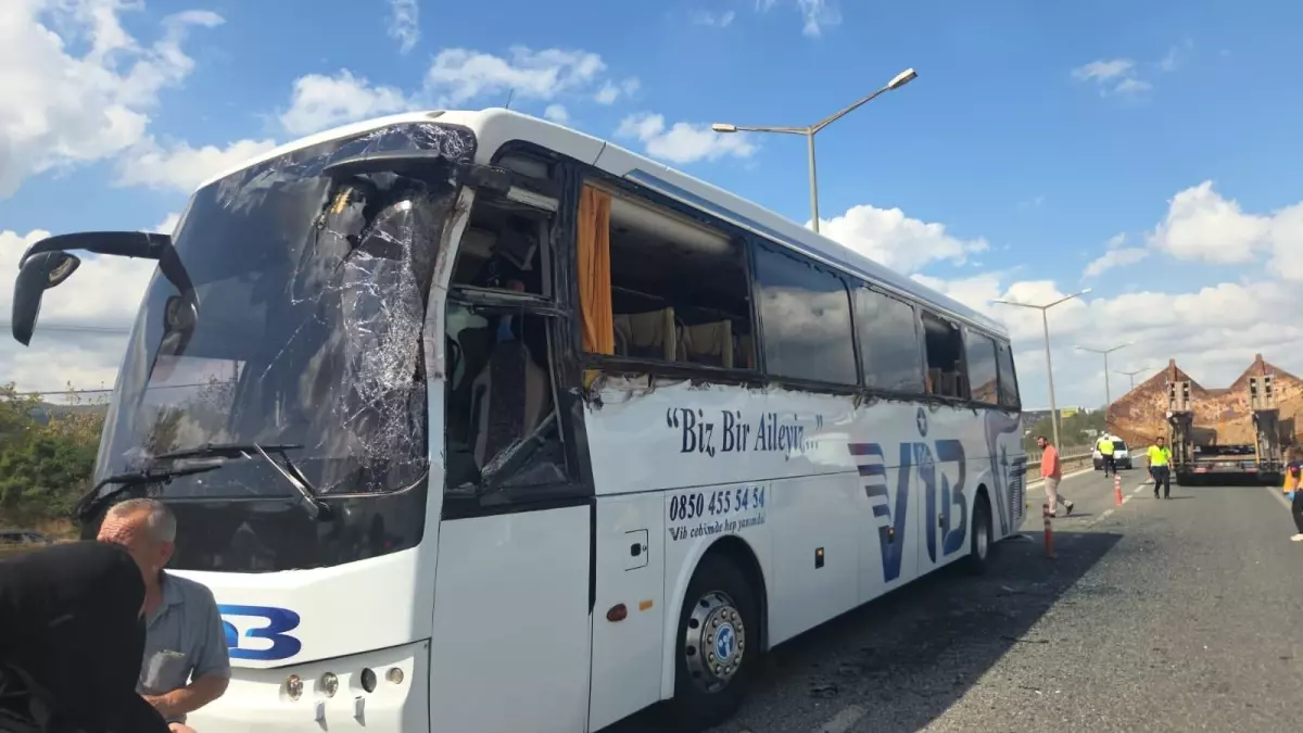Bursa'da Yolcu Otobüsü ile TIR Kafa Kafaya Geldi: 3 Yaralı