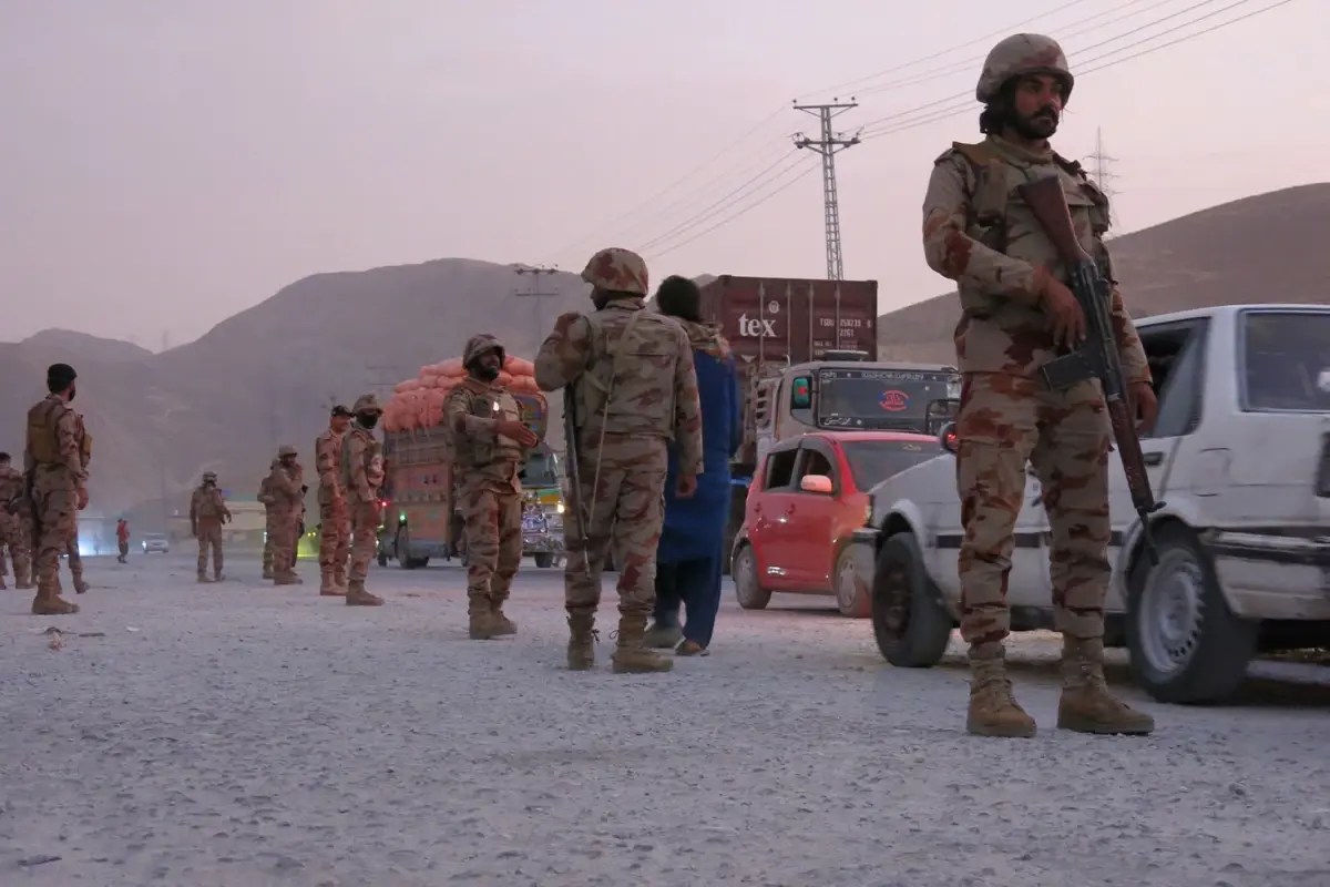 Pakistan'da askeri konvoya pusu: 12 asker ve 13 terörist öldü