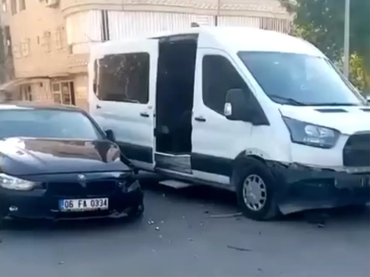 Siirt'te Minibüs ile Otomobil Çarpıştı, Maddi Hasar Oluştu
