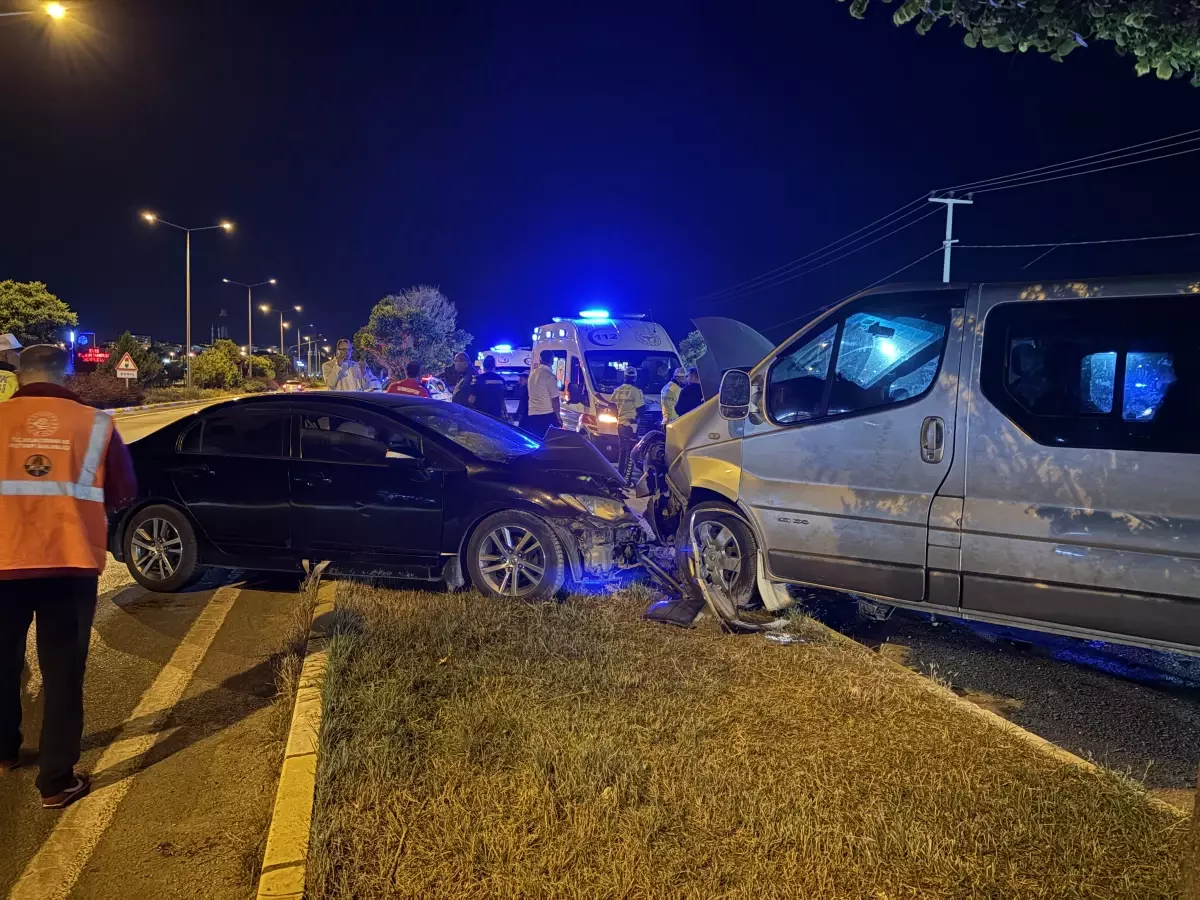 Sivas'ta Minibüs ile Otomobil Çarpıştı: 5 Yaralı