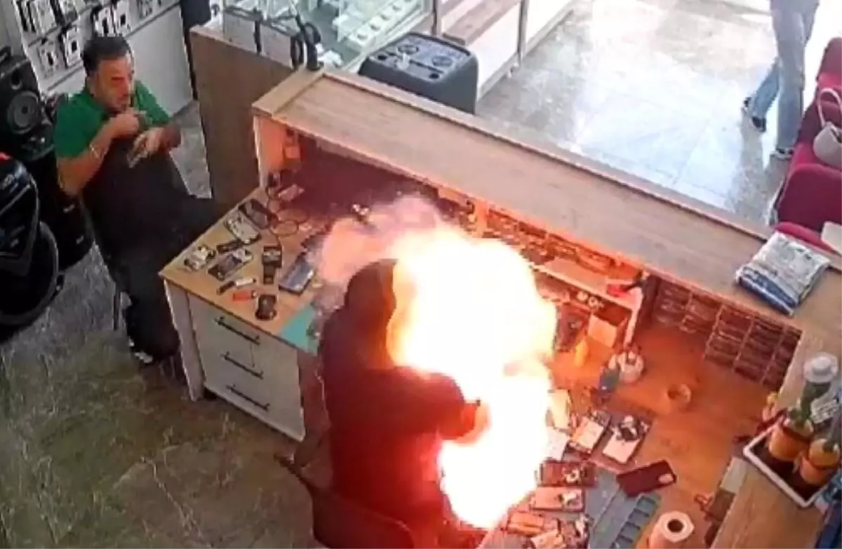 Aksaray'da Patlayan Telefon Bataryası Tamirciyi Yaraladı