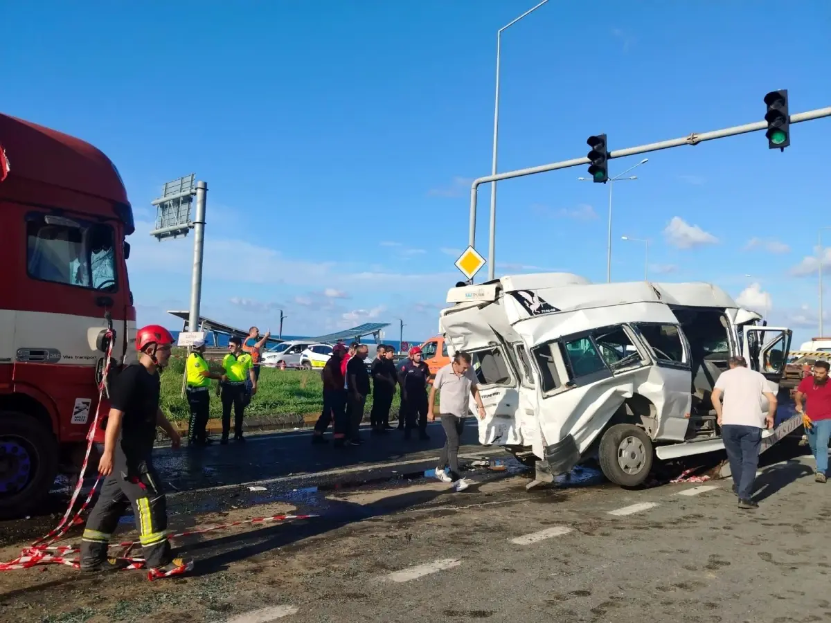 Trabzon'da Trafik Kazası: 15 Yaralı