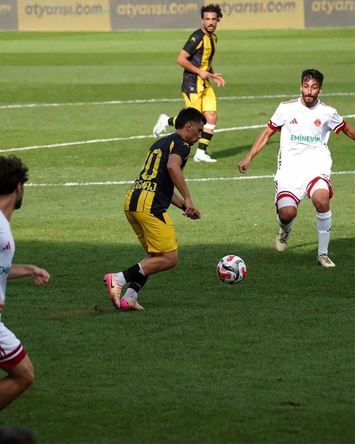 İstanbulspor, Ümraniyespor'u 4-0 Mağlup Etti