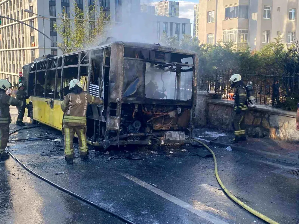 Ümraniye'de İETT otobüsü alev alev yandı