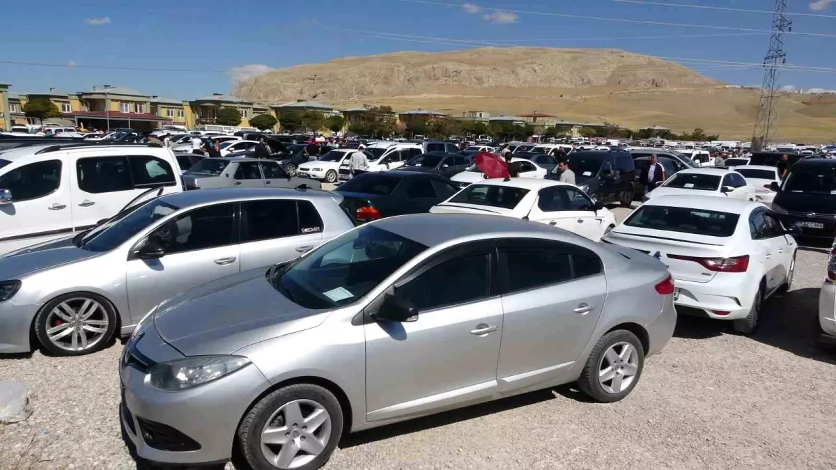 Tuşba'da İkinci El Oto Pazarı, Soğuyan Hava ile Canlandı