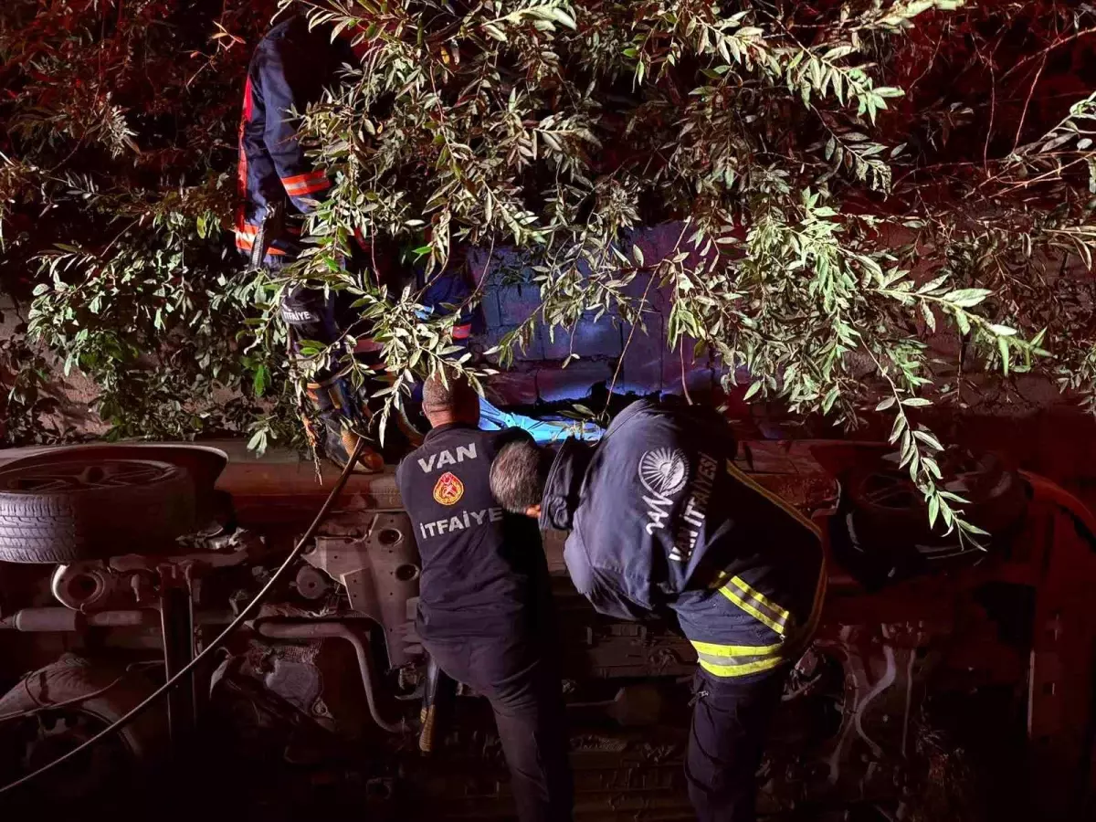 Tuşba'da Otomobil Su Kanalına Düştü: Sürücü Yaralandı