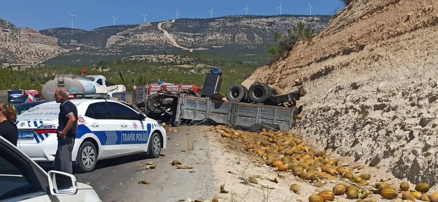 Mersin'de Kavun Yüklü Kamyon Yolcu Otobüsüyle Çarpıştı: 3 Ölü, 7 Yaralı
