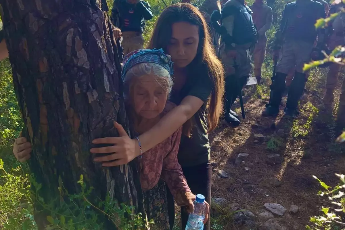 Ağaca sarıldığı fotoğrafla tanınmıştı! Zehra Nine yaşamını yitirdi