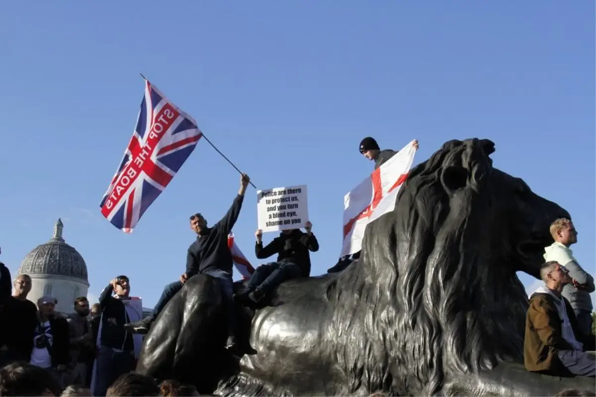 Londra'da Aşırı Sağcı Mitinge 100.000 Protesto