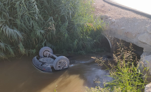 Father and son drowned in the overturned vehicle in the irrigation canal