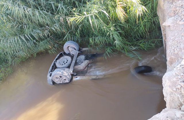 Father and son drowned in the overturned vehicle in the irrigation canal