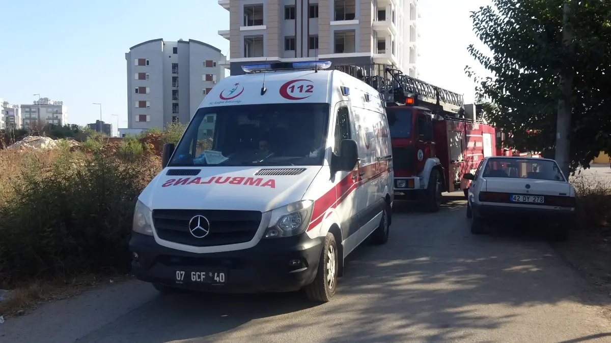 Antalya'da Yangın: Atıkları Sobada Yakalayan Kıvılcımlar Üst Katı Alevler İçinde Bıraktı