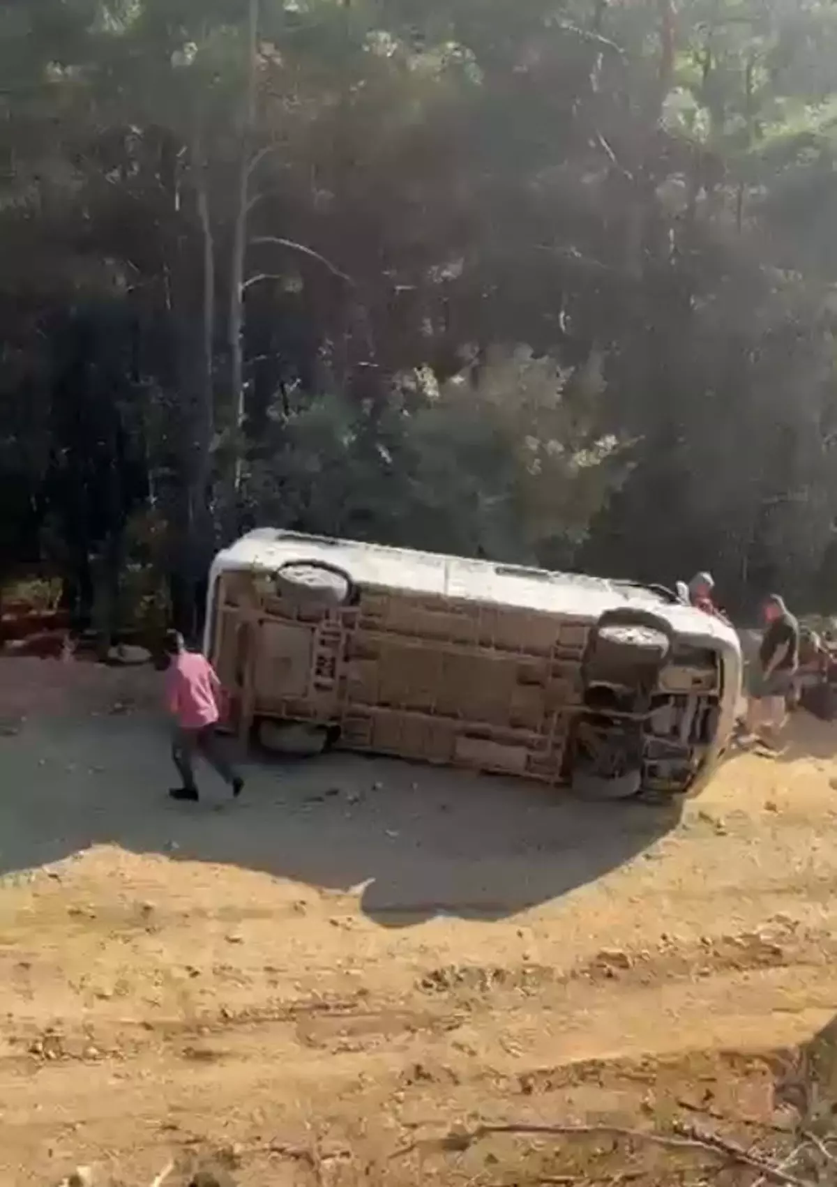 Edremit'te Tur Minibüsü Devrildi: 13 Yaralı