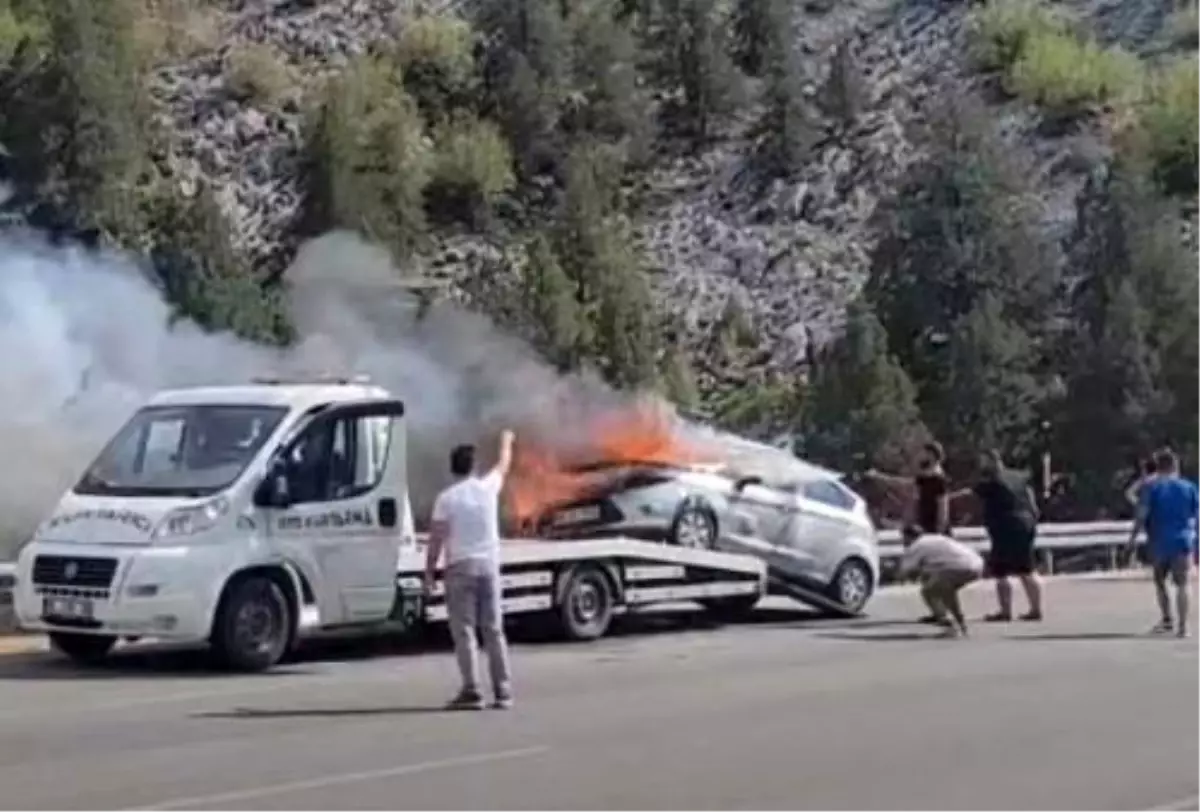 Beyşehir'de Seyir Halindeki Çekici Üzerindeki Otomobil Yandı