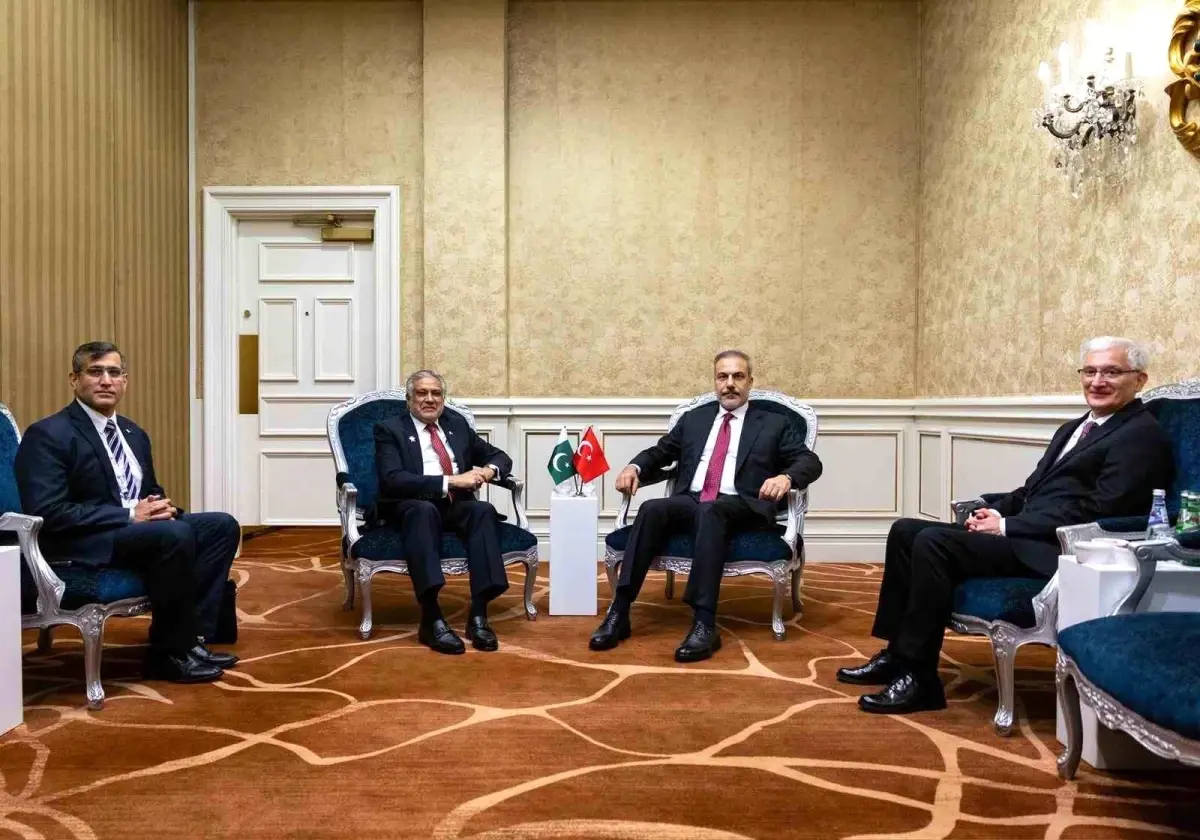 Dışişleri Bakanı Hakan Fidan, Katar'da Pakistanlı mevkidaşıyla bir araya geldi