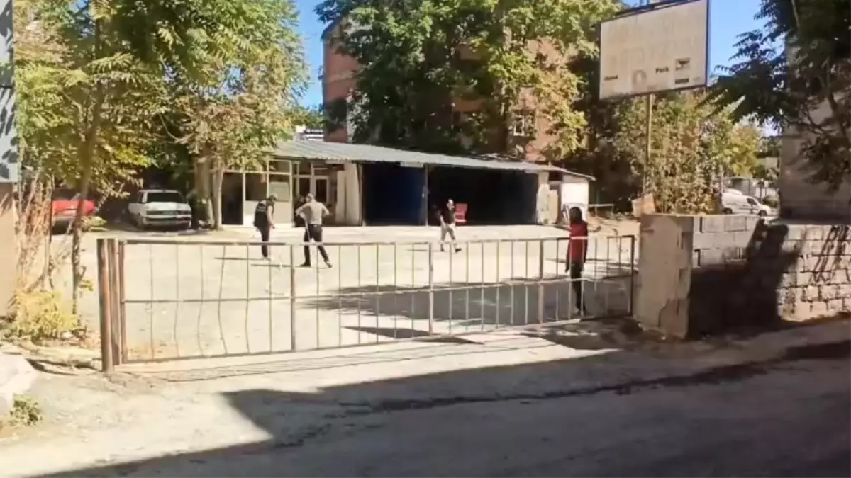 Elazığ'da Otoparka Pompalı Tüfekli Saldırı: Bir Temizlik İşçisi Yaralandı