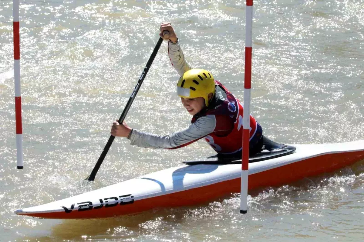Erzincan'da Akarsu Kano Slalom Türkiye Kupası Başladı