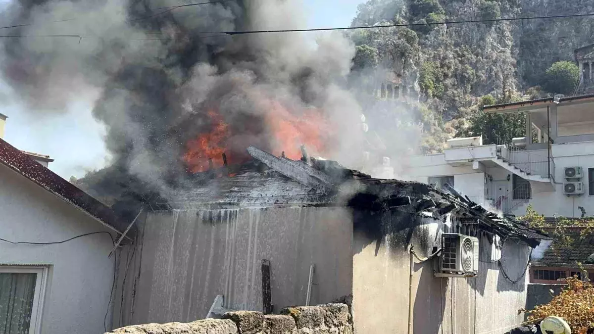 Fethiye'de Ev Yangını: İtfaiye Hızla Müdahale Etti
