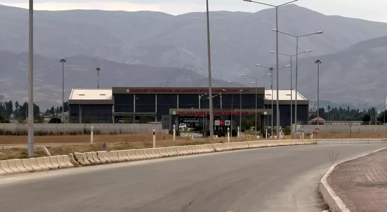 Hakkari'de Uçak Bileti Bulmakta Zorluk Yaşanıyor