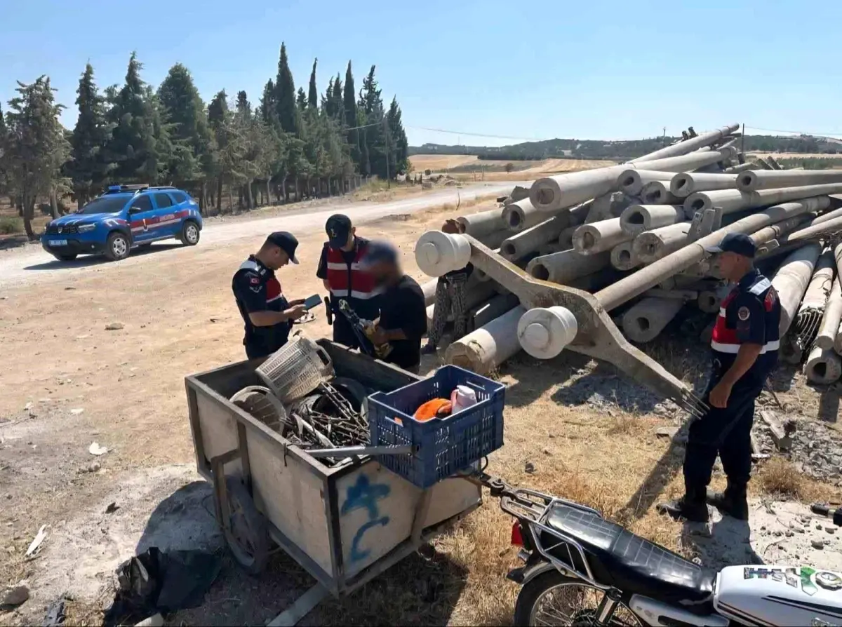 Manisa'da Jandarma, Elektrik Direği Demirlerini Çalmaya Çalışan 2 Şüpheliyi Yakaladı