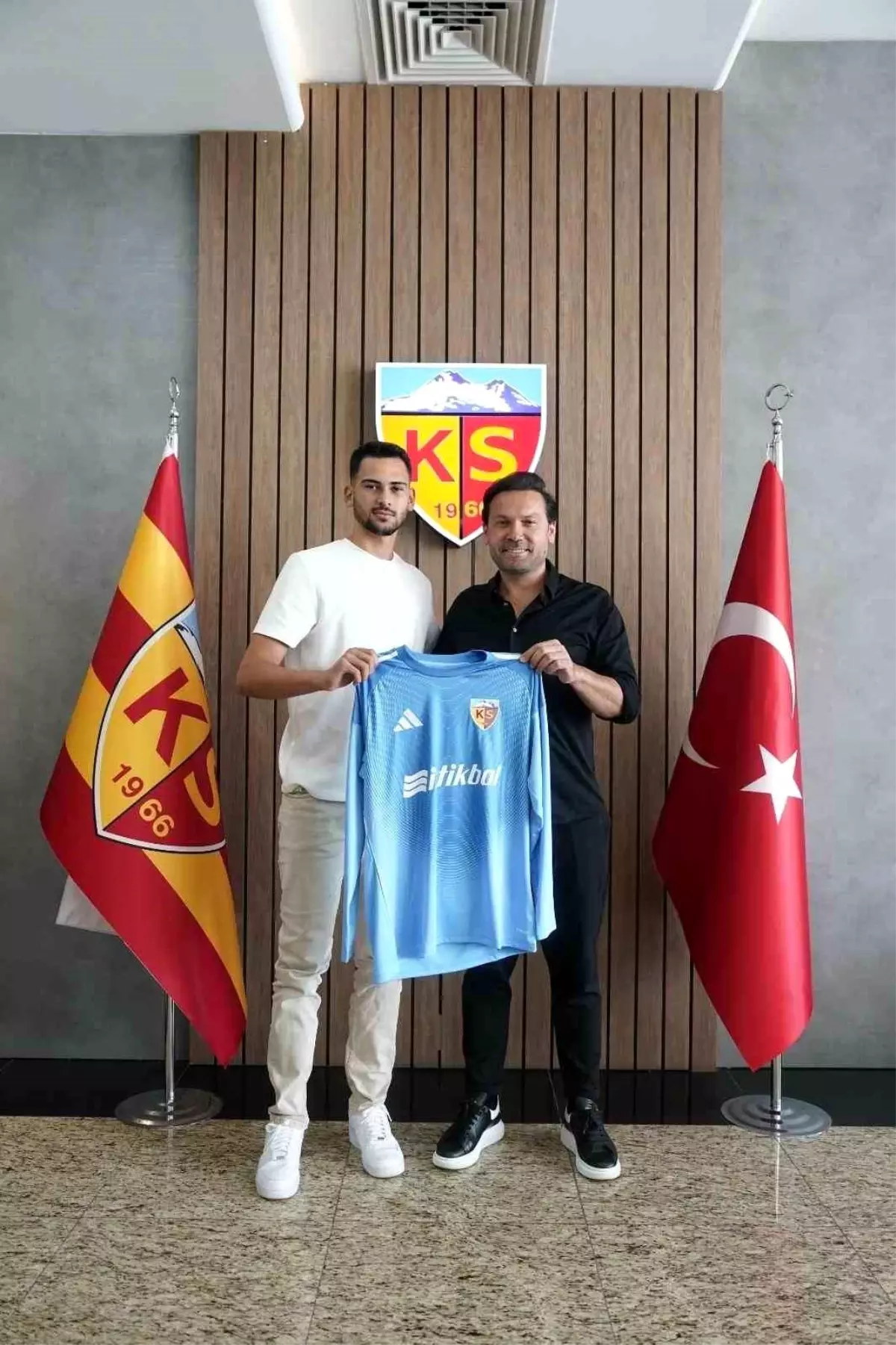 Kayserispor, Kaleci Deniz ile 3 Yıllık Sözleşme İmzaladı
