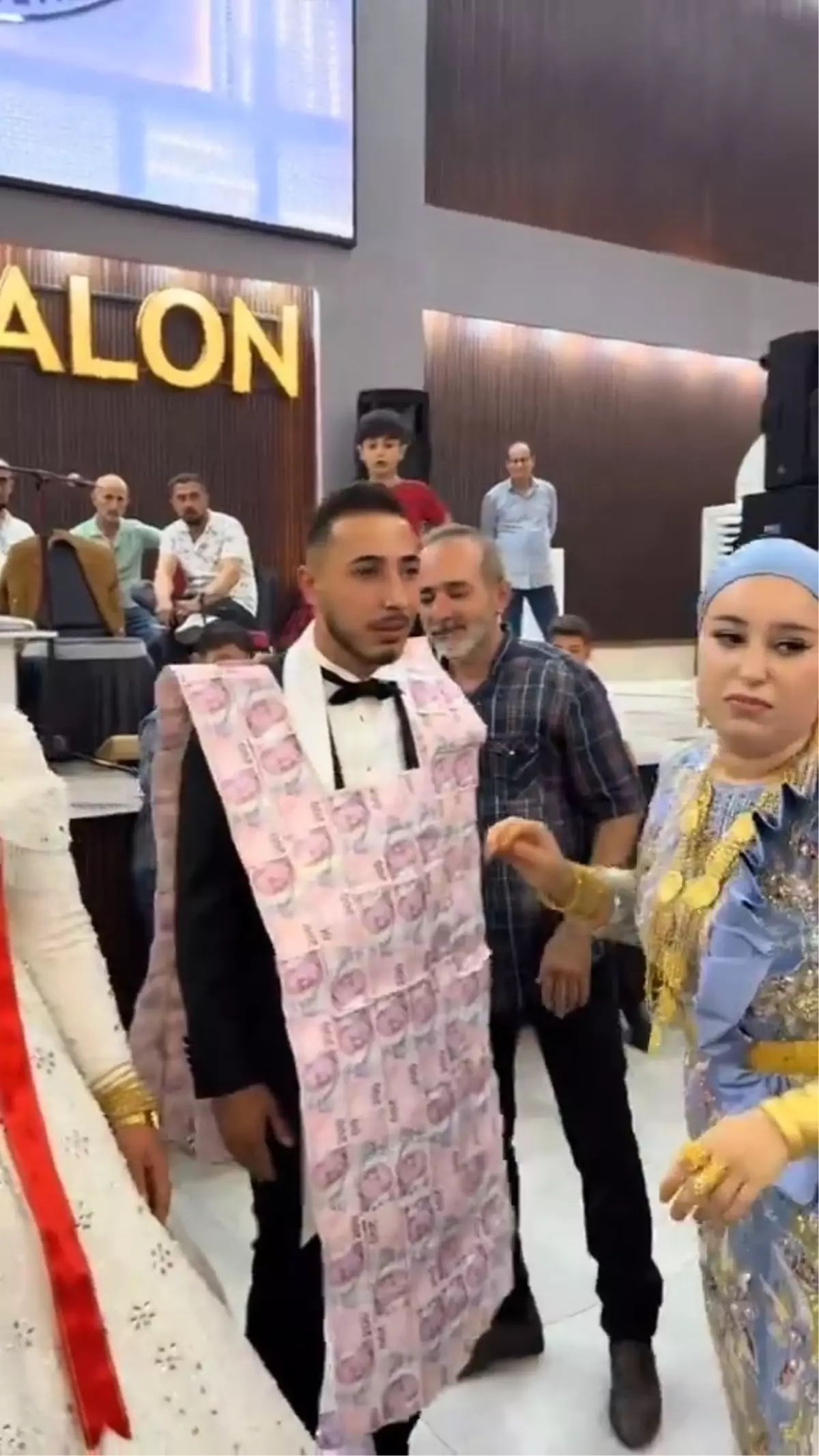 Düğünlerdeki İlginç Takı Geleneği: 200 TL'lik Banknotlarla Yelek