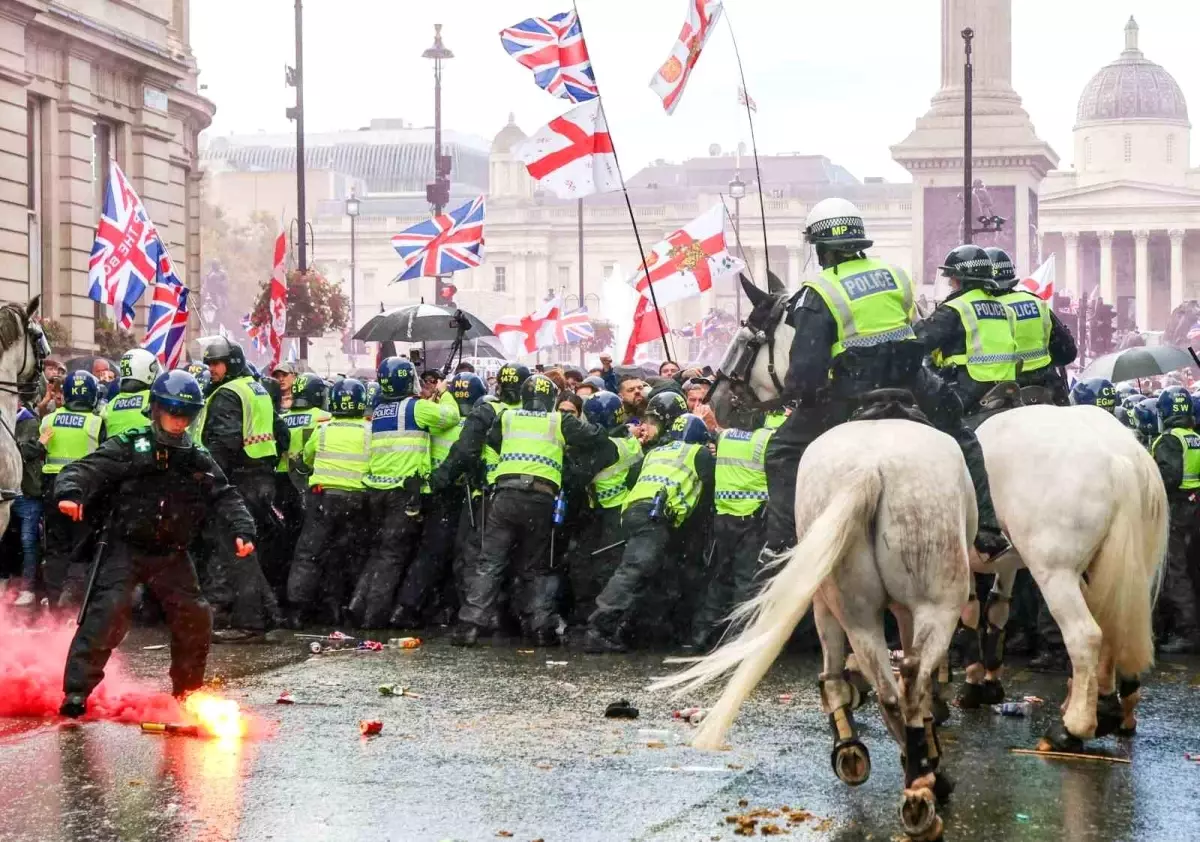 Londra'da Göçmenlik Karşıtı Protestolar: 26 Polis Yaralandı