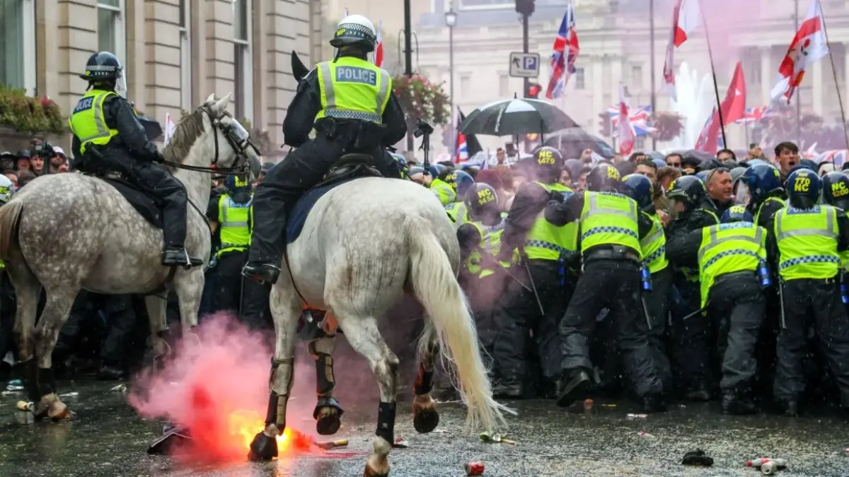 Londra'da Tommy Robinson'ın Protestosuna 150 Bin Kişi Katıldı, Olaylar Çıktı