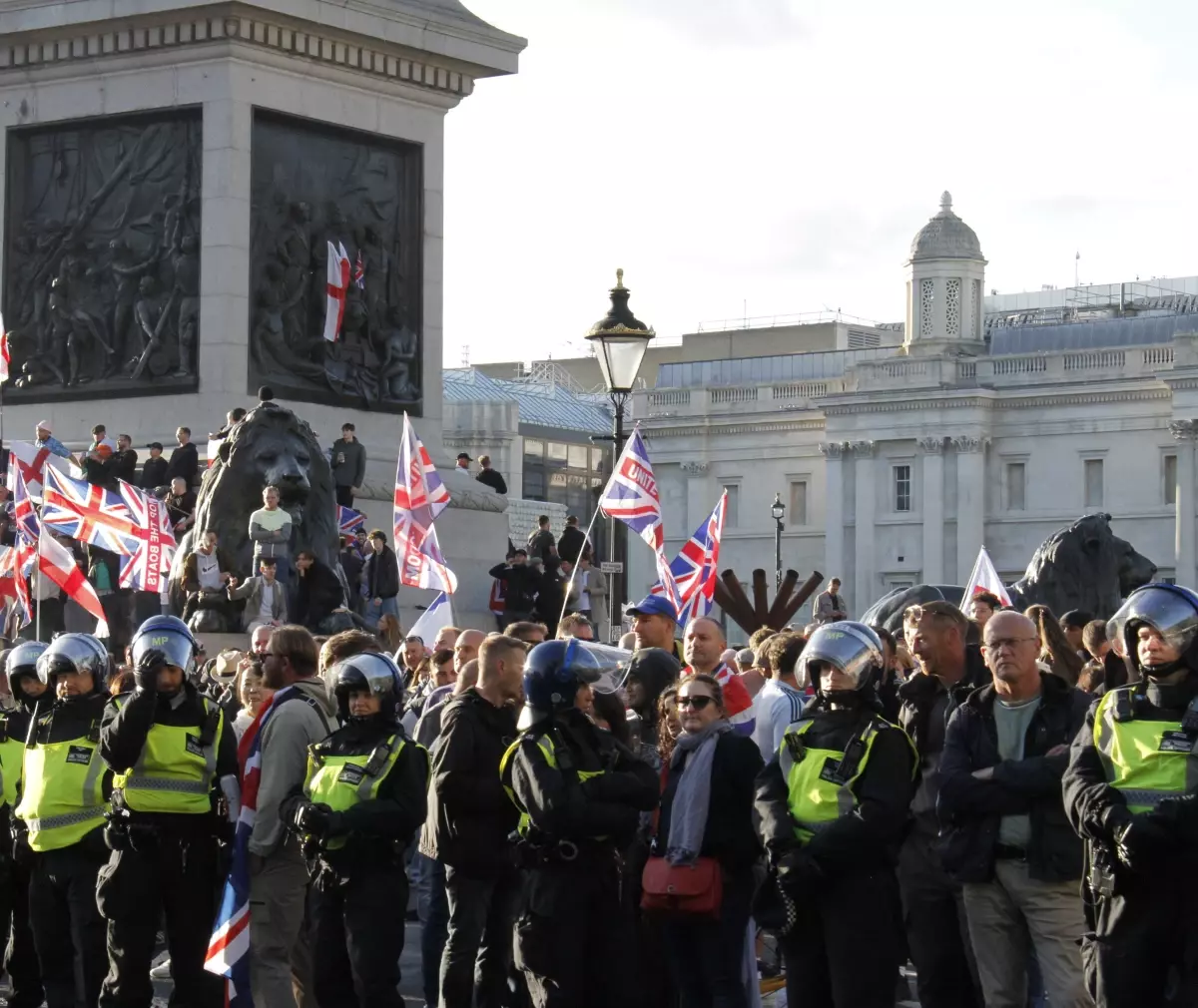 Londra'da Göçmen Karşıtı Eylemde Olaylar: 26 Polis Yaralandı