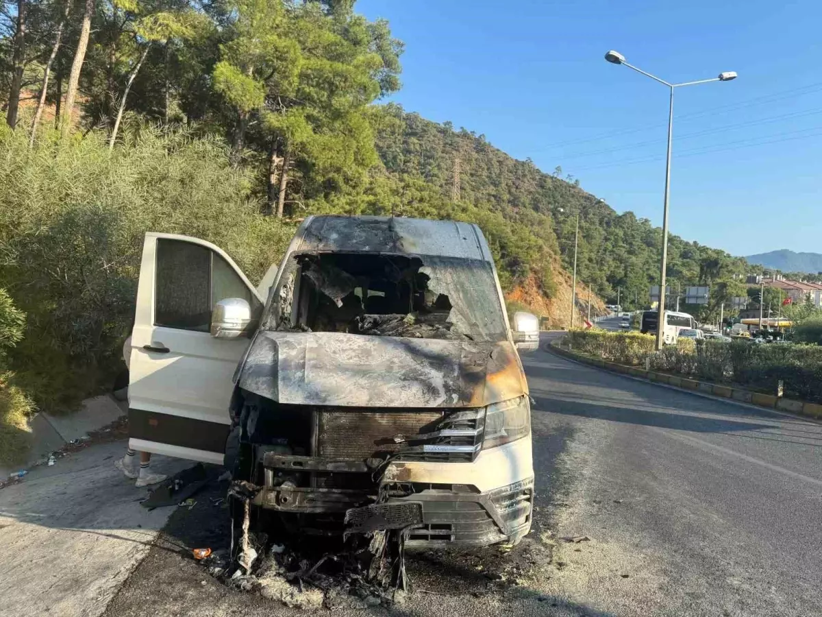 Marmaris'te Turist Taşıyan Minibüs Alev Aldı
