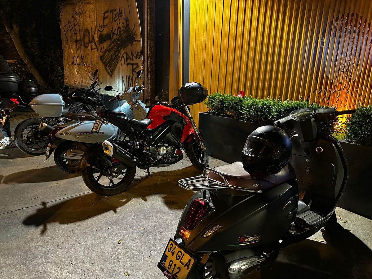 Sarıyer'de Kaldırıma Park Eden Motosikletlere Cezalar Kesildi