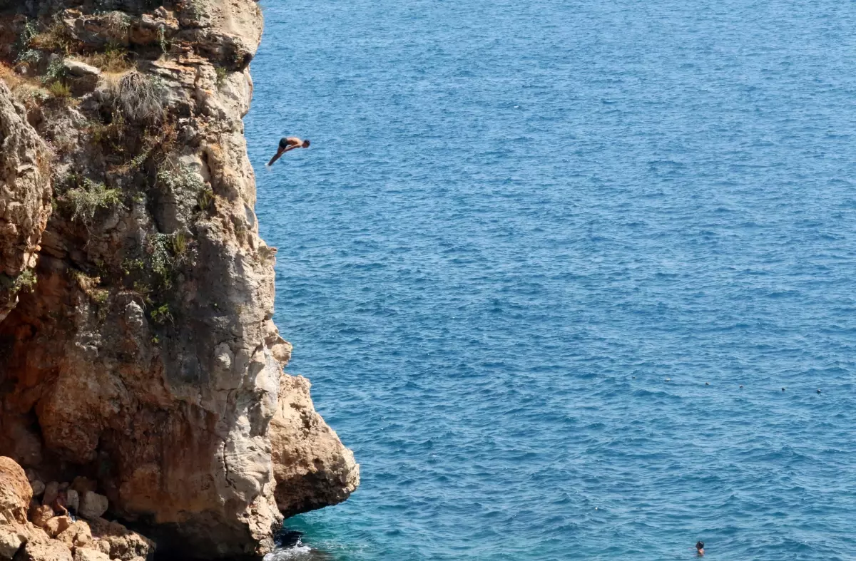 Antalya'da Sıcak Hava ve Tehlikeli Falez Atlayışları