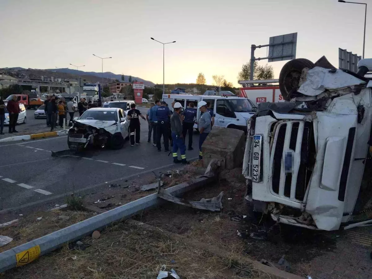 Sivas'ta Fındık İşçilerini Taşıyan Minibüsle Otomobil Çarpıştı: 15 Yaralı