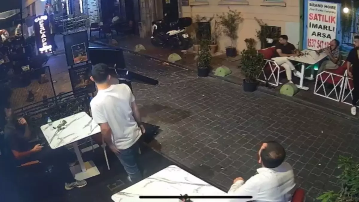 Taksim'de Motosiklete Çorba Döküp Tekme Atan Şahıs Yakalandı