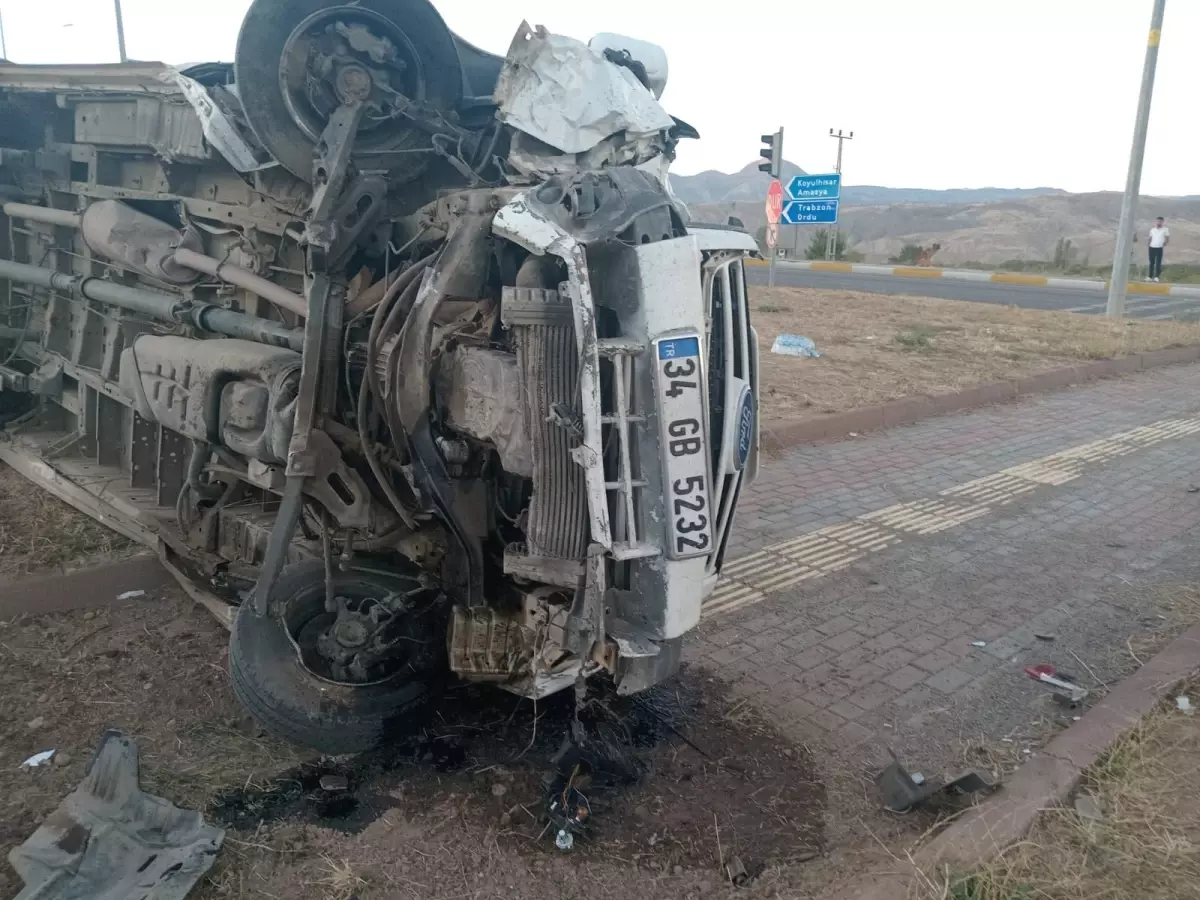 Sivas'ta Minibüs Devrildi: 15 Tarım İşçisinde Yaralanma