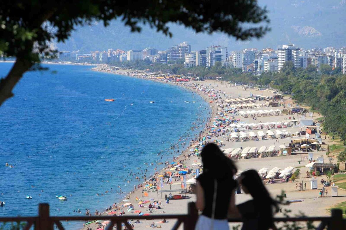 Antalya'da Sonbahar Sıcakları: Hava 37 Dereceye Ulaştı
